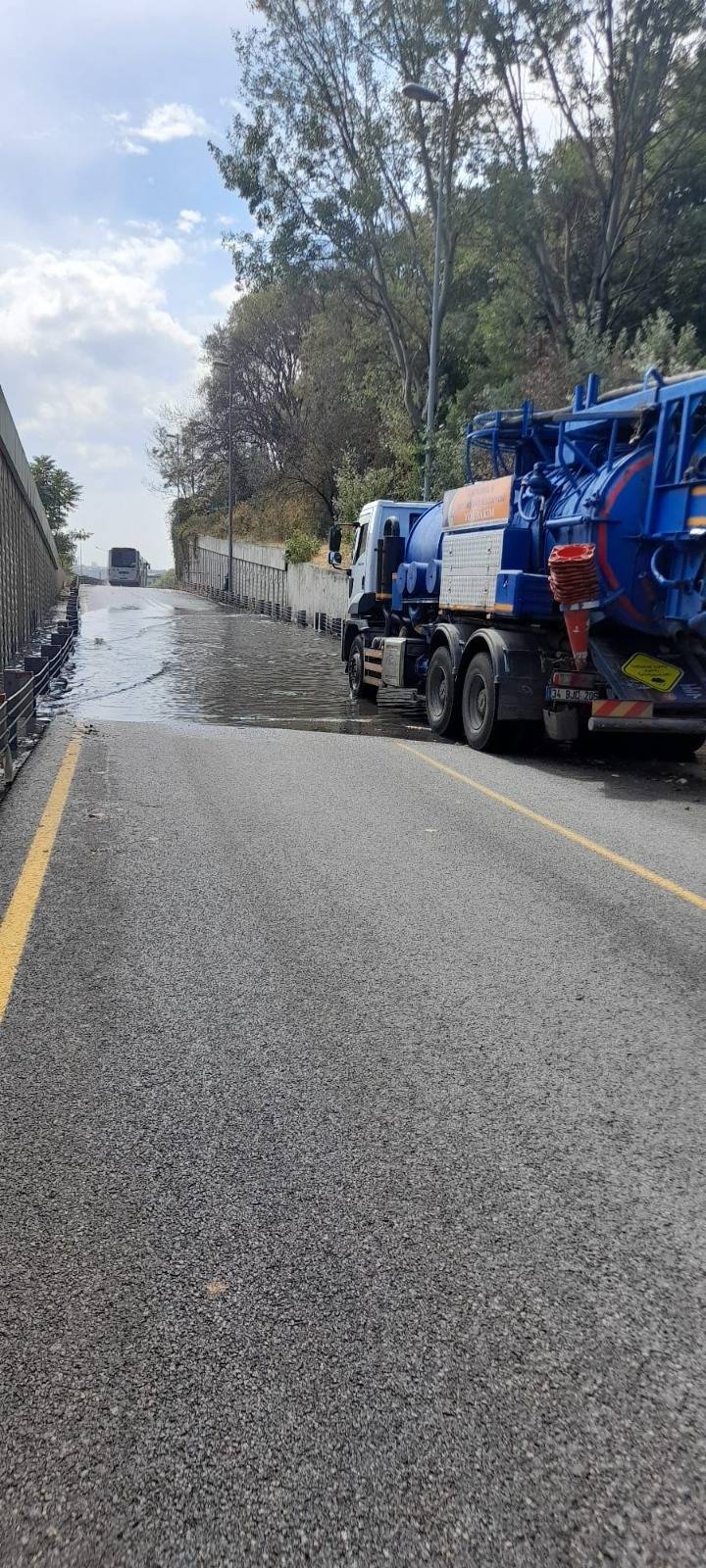 Kuvvetli yağış İstanbul'u vurdu, İBB görüntüleri paylaştı 15